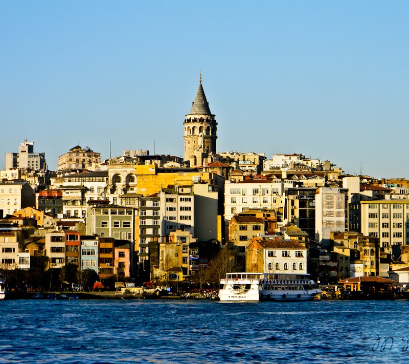 Арафедный вид города с большой башней сверху (галата, galata, стамбул, башня, индейка)