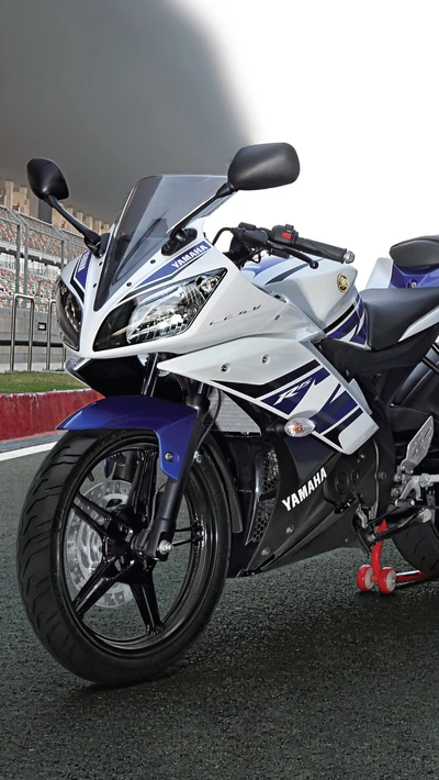 Yamaha R15: Motocicleta deportiva elegante lista para competir