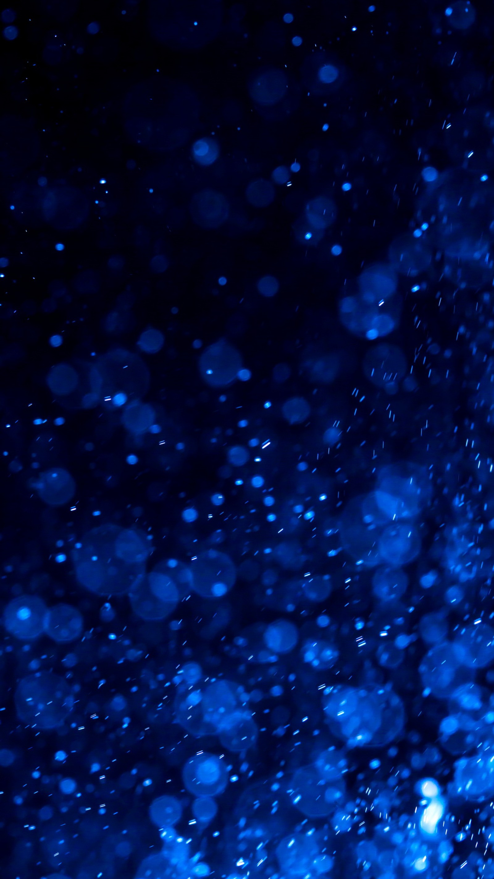 Des bulles bleues flottent dans l'air (abstrait, bleu, bokeh)