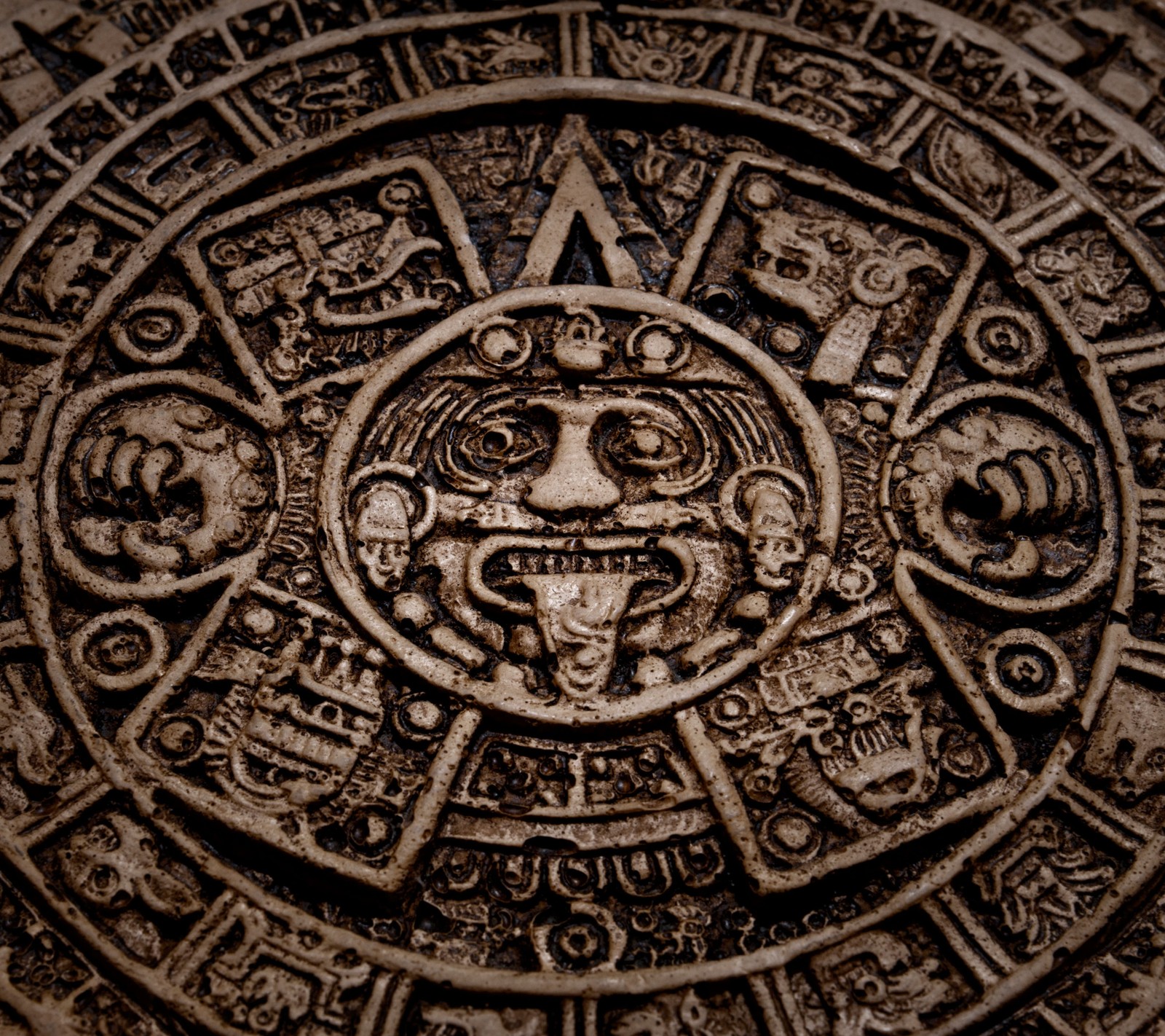 A close up of a stone with a circular design on it (ancient, mayan, stone)