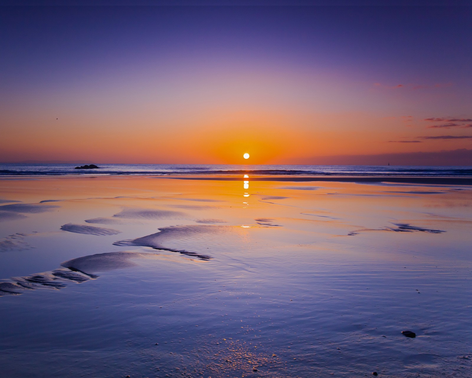 Vue sur une plage avec un coucher de soleil et un bateau au loin. (plage, beau, nature, nuit, mer)