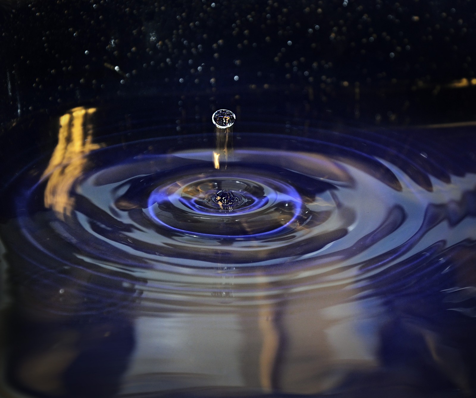 A close up of a water drop with a blue ring (water drop, water drop waves)