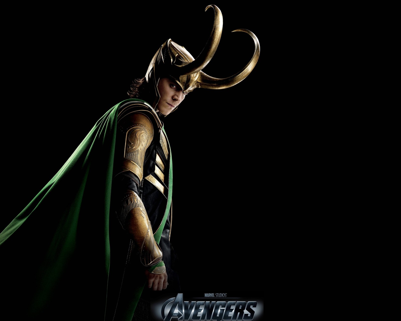 Loki, el personaje de la película de los vengadores, con una capa verde y una capa negra (vengadores, avengers, hiddleston, loki)