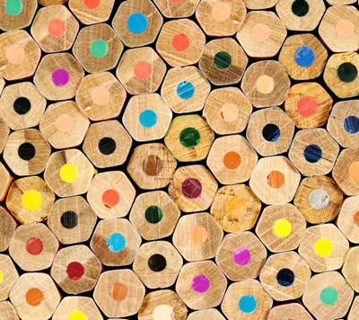 Pointes de crayon hexagonales vibrantes dans une gamme colorée