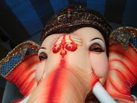 Ídolo vibrante de Ganapati com olhos piscantes