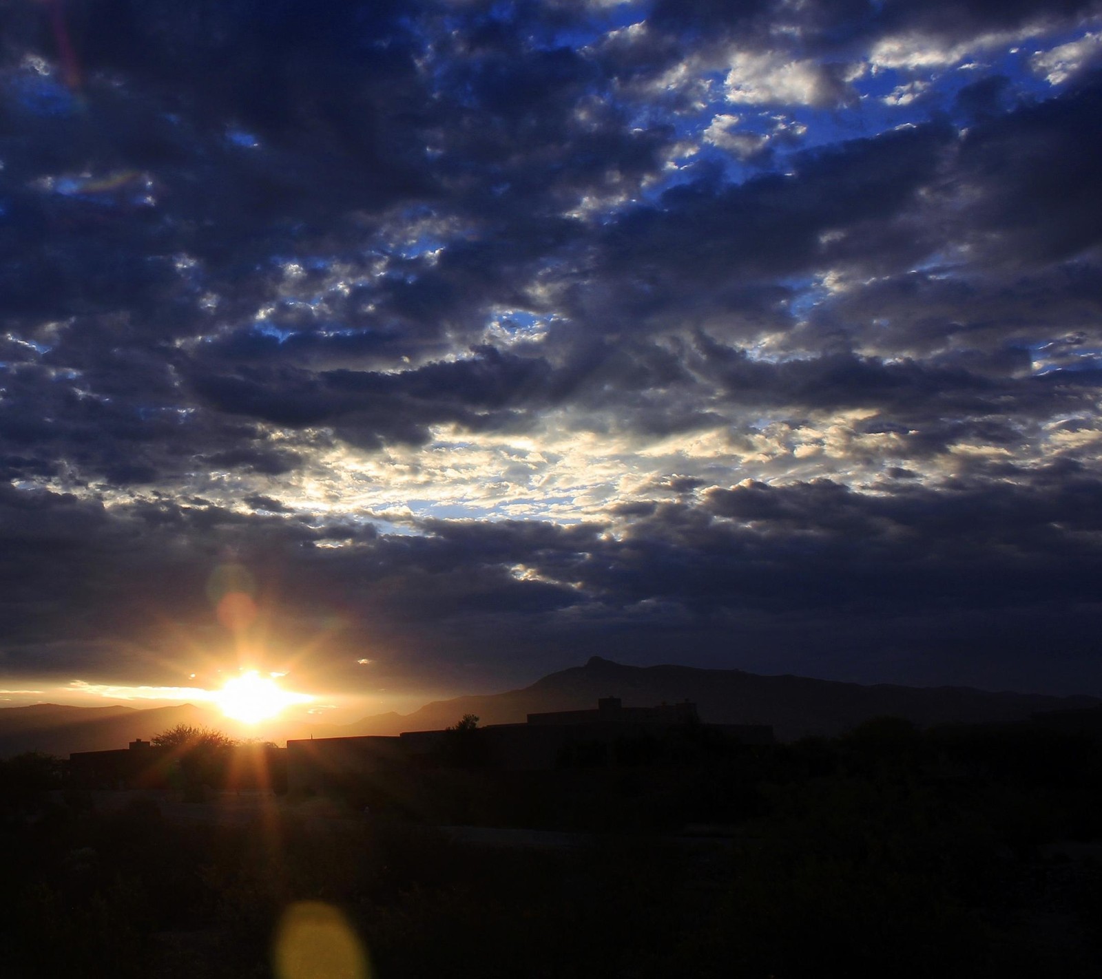 Lade 3d, wolken, dunkel, himmel, sonne Hintergrund herunter