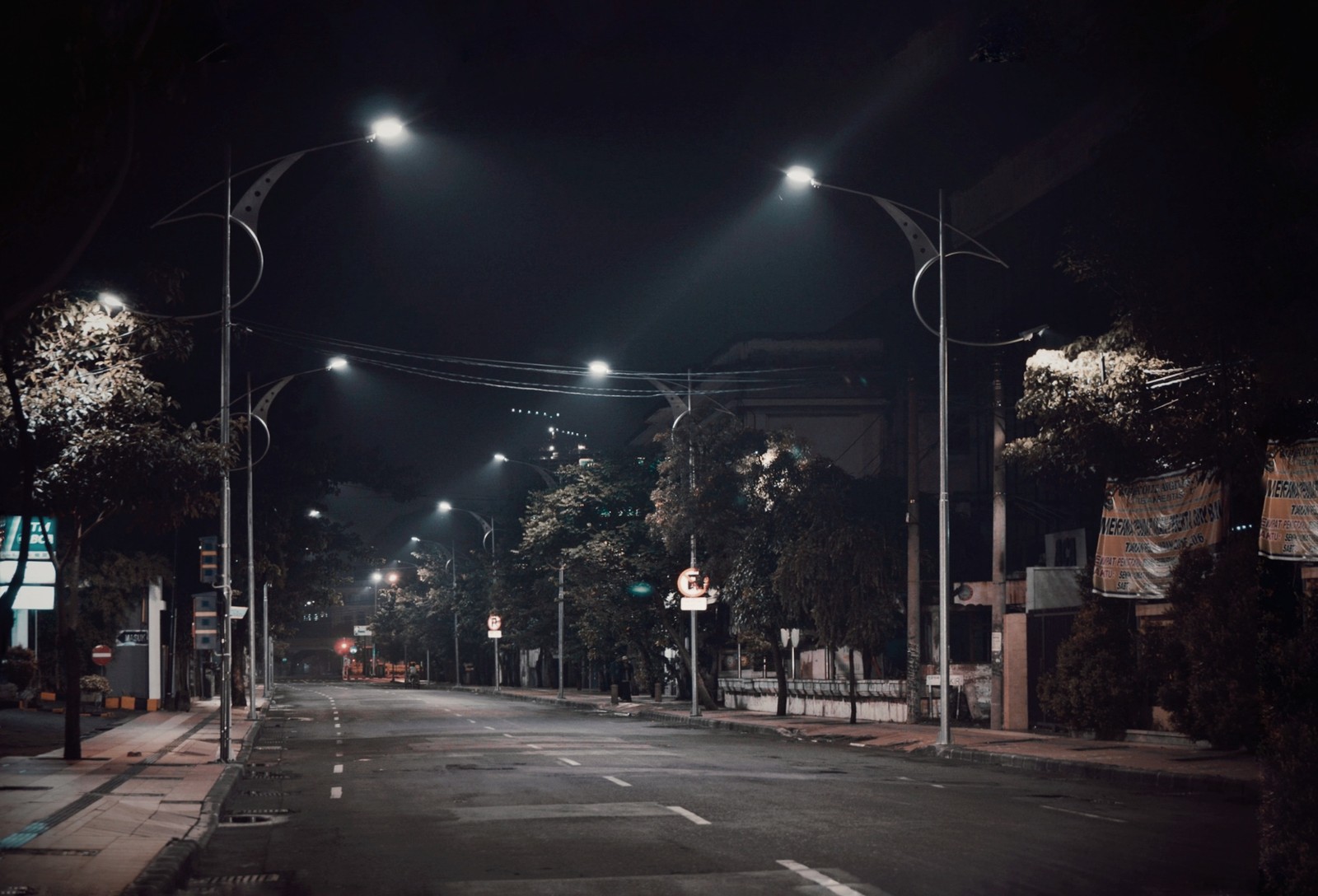 Ночной вид на пустую улицу с уличными фонарями и дорожными знаками (night street, фотография, ночь, крутой, sreet)