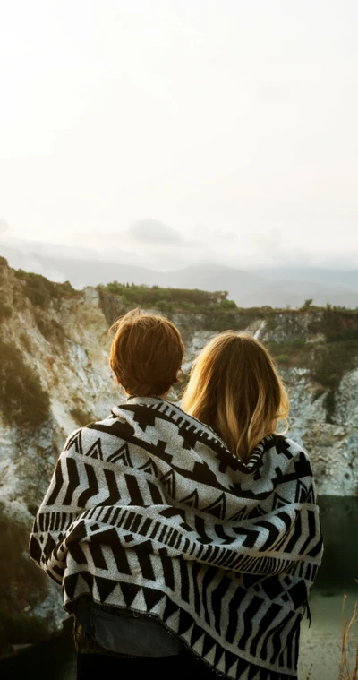 Casal abraçando a beleza da natureza ao pôr do sol