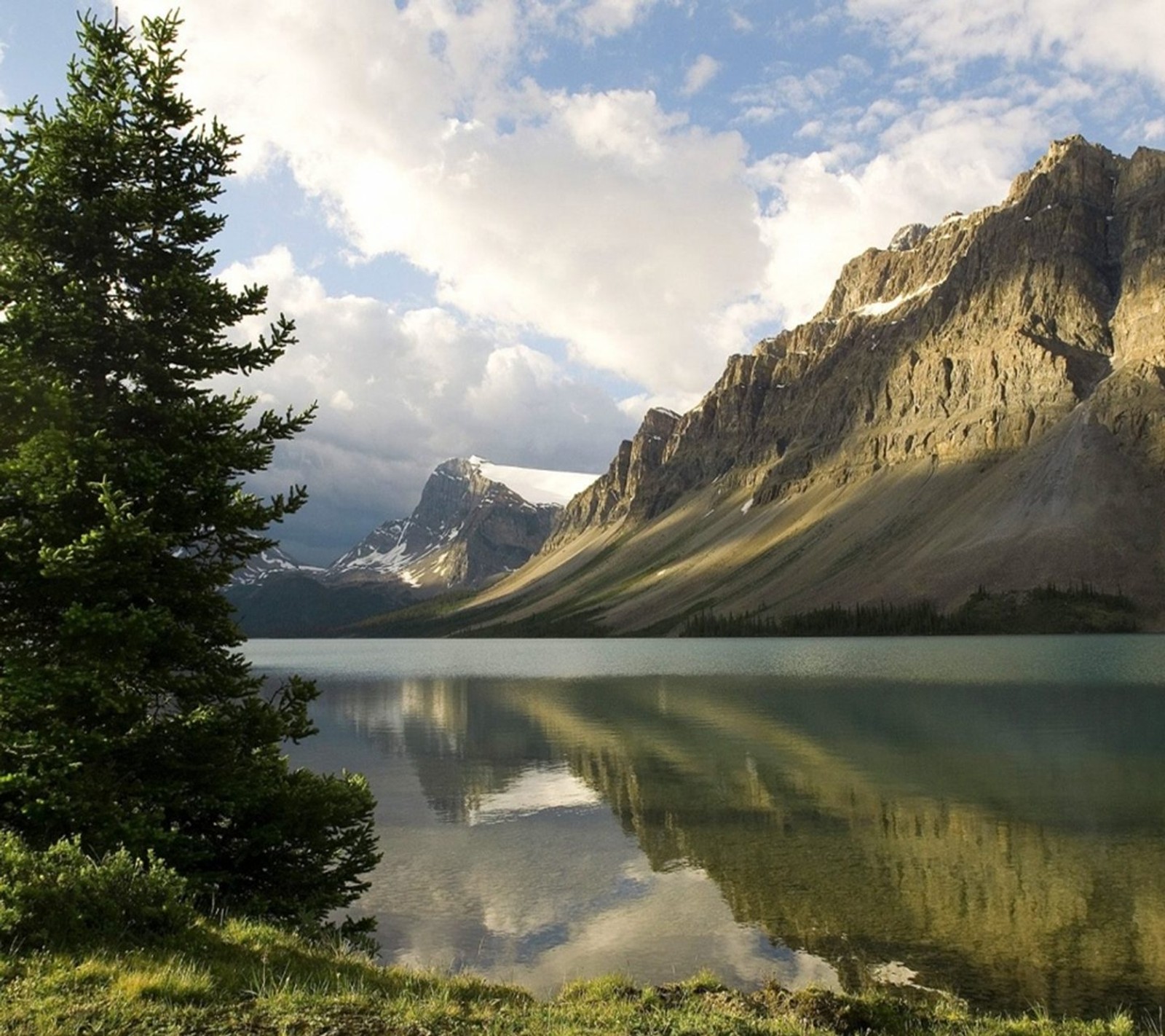 Ein see mit einem berg im hintergrund (see, berg, berge, natur, nett)