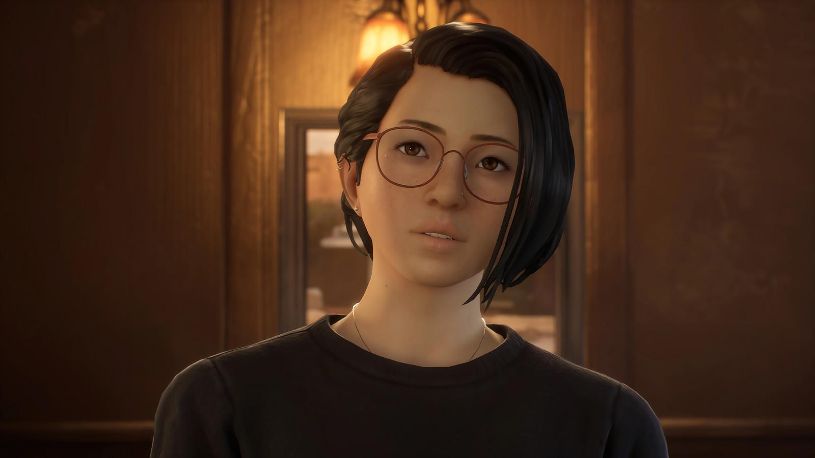 Uma mulher com óculos e uma camisa preta em pé em um quarto (life is strange true colors, jogo de vídeo, alex chen, captura de tela)