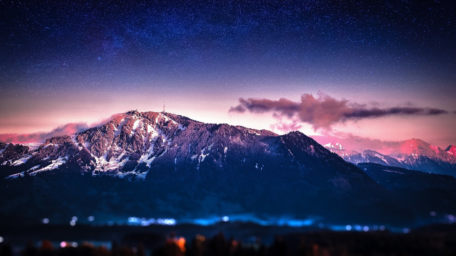 Uma vista de uma cadeia de montanhas com um céu cheio de estrelas (montanhas, paisagem, noite, céu, estrelas)