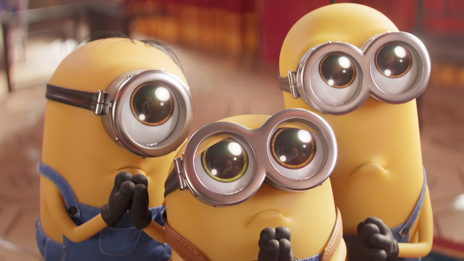 Il y a trois minions avec des lunettes sur la tête (stuart, bob, kevin, les minions le rise of gru, minions the rise of gru)