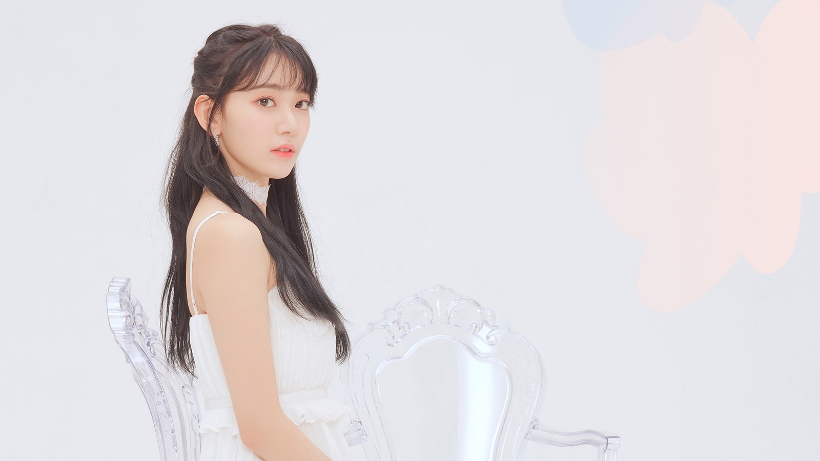 Une femme assise sur une chaise dans une robe blanche (izone, kpop, k pop, filles, sakura)