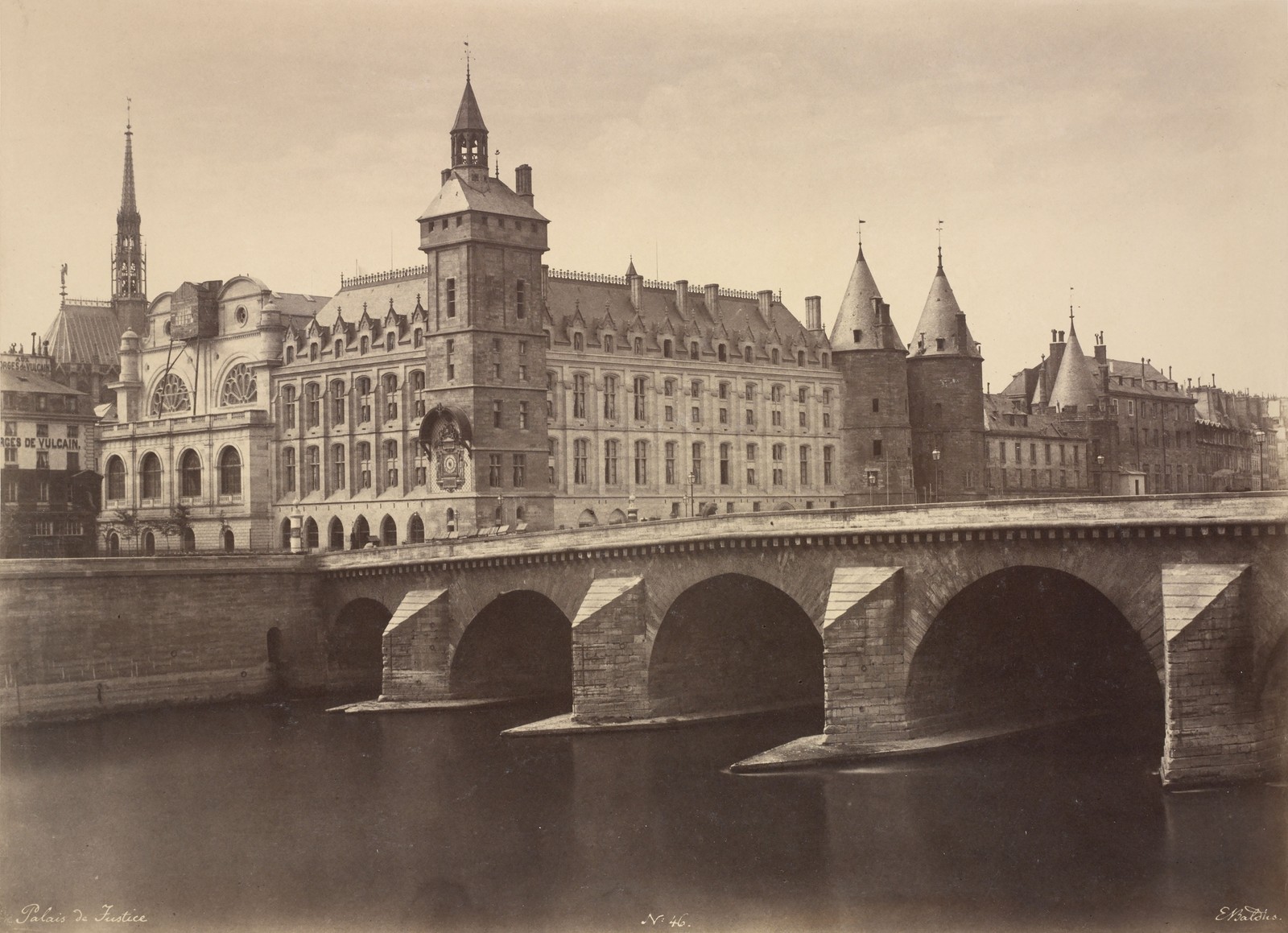 Vista panorámica de un puente con una torre del reloj al fondo (conciergerie, historia, hito, puente, arquitectura medieval)