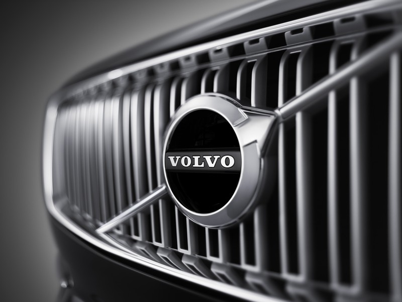 Крупный план логотипа volvo на решетке автомобиля (аб волво, волво автомобили, volvo cars, машина, решетка)