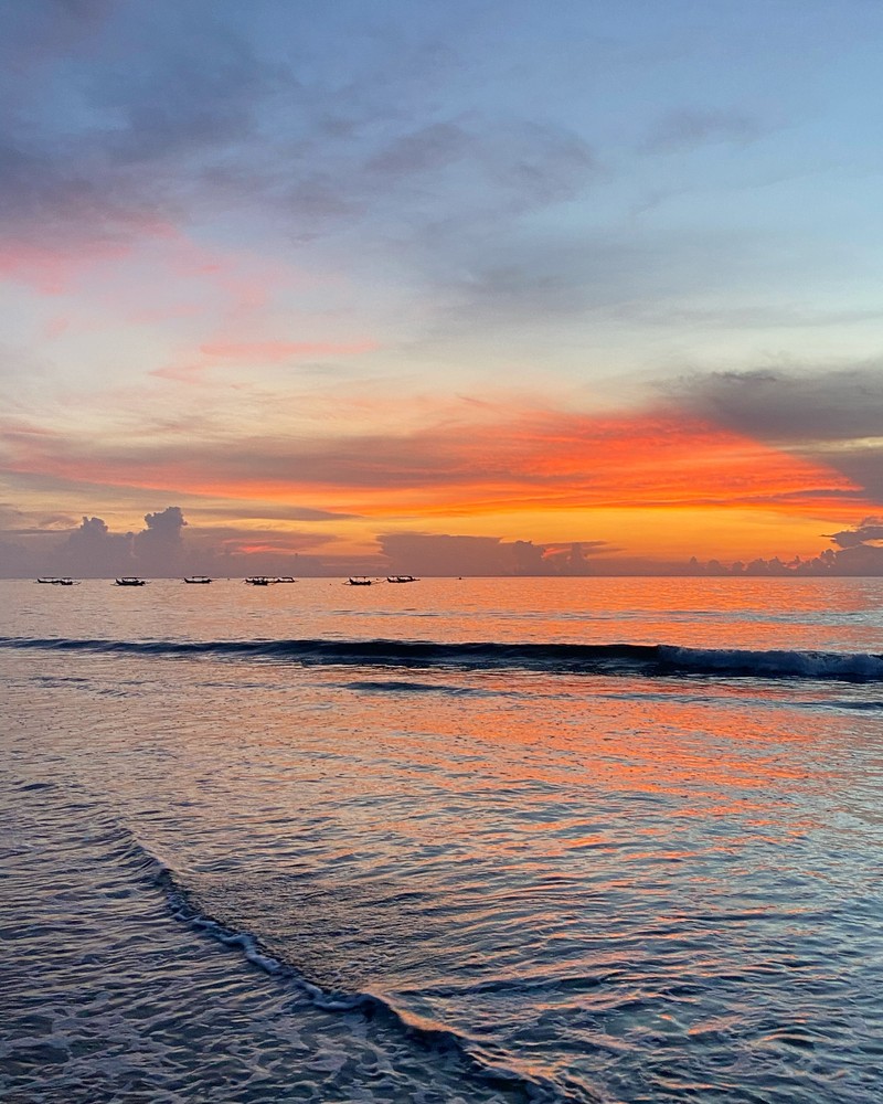 Закат на пляже с несколькими лодками вдали (бали, bali, горизонт, вода, жидкость)