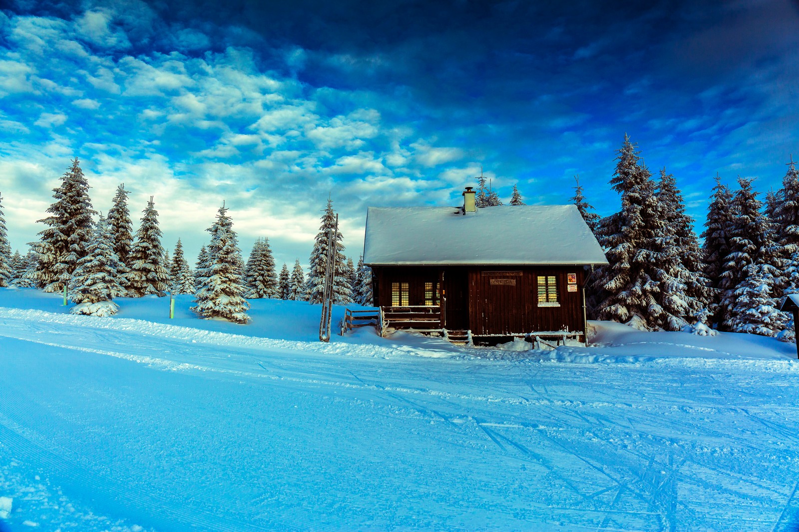 Uma vista de uma cabana na neve com árvores ao fundo (inverno, neve, azul, árvore, congelamento)