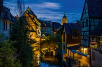 Reflexões noturnas encantadoras no bairro histórico de Colmar