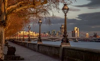 Vista do crepúsculo da Tower Bridge ao longo do rio Tâmisa