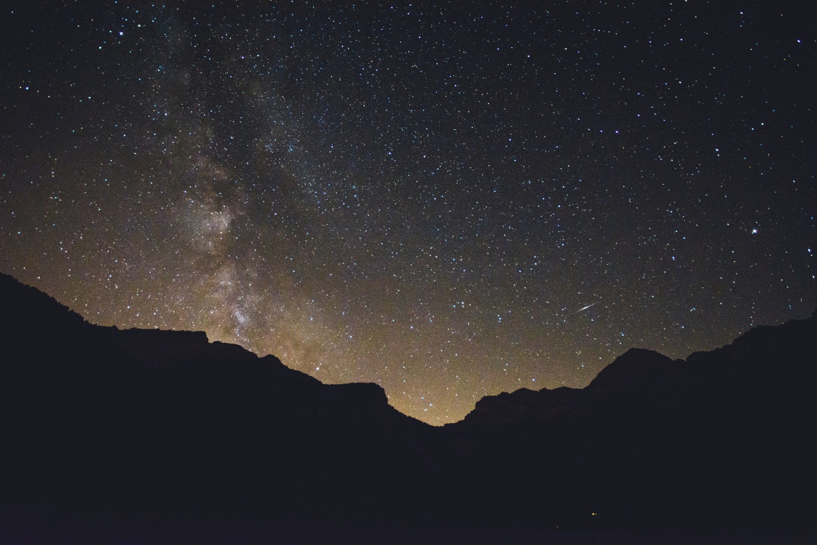 Uma vista da via láctea e das estrelas sobre as montanhas (noite, estrela, montanha, preto, objeto astronômico)