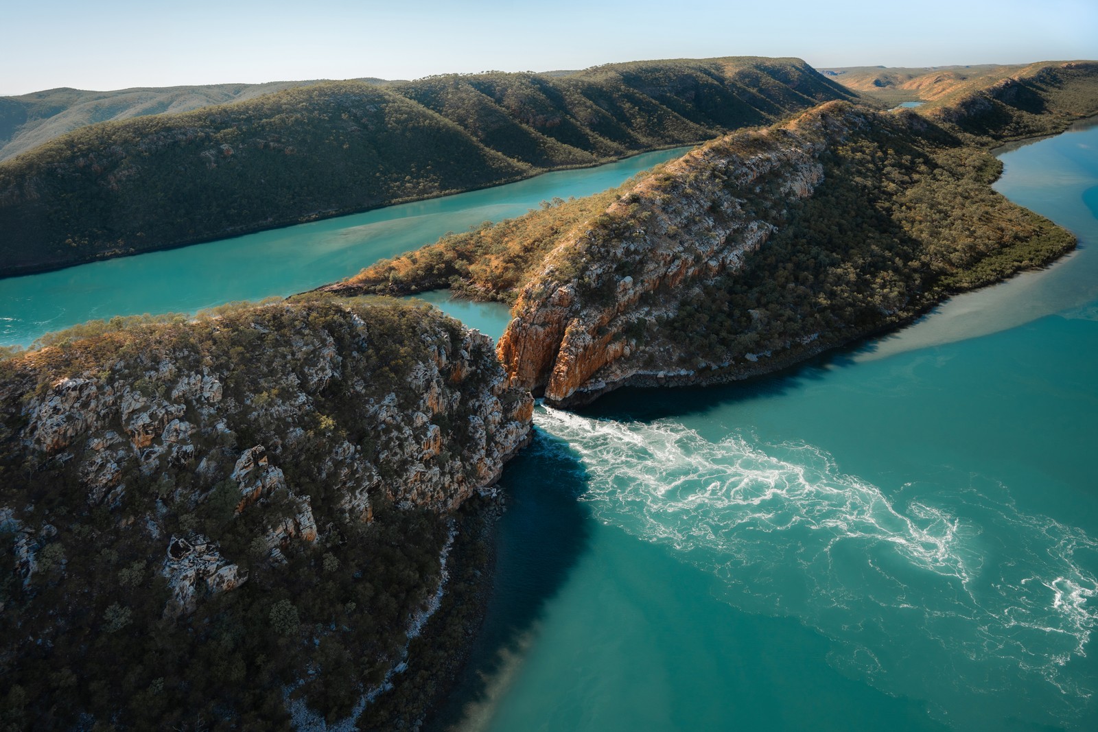 Es gibt ein großes gewässer, das durch die berge fließt (horizontal falls, kimberley, australien, sehenswürdigkeit, 5k)