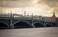 Bogenbrücke über den Fluss Newa mit Stadtansicht von Sankt Petersburg und der Kirche des Heiligen Blutes