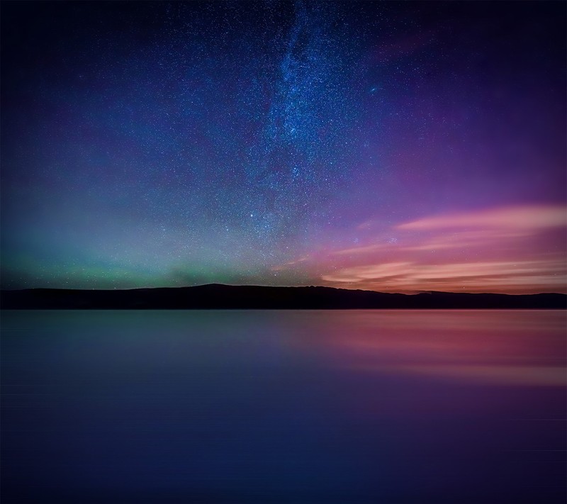 Una vista de un lago con un cielo lleno de estrellas y una montaña al fondo (huawei, huawei enjoy 7, teléfono inteligente, naturaleza, azul)