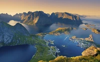 Paisaje majestuoso de Lofoten: fiordos montañosos y lago de cráter al amanecer