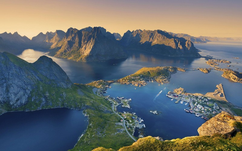 Вид на горный массив с водоемом и горами (лофотены, lofoten, гора, природа, фьорд)