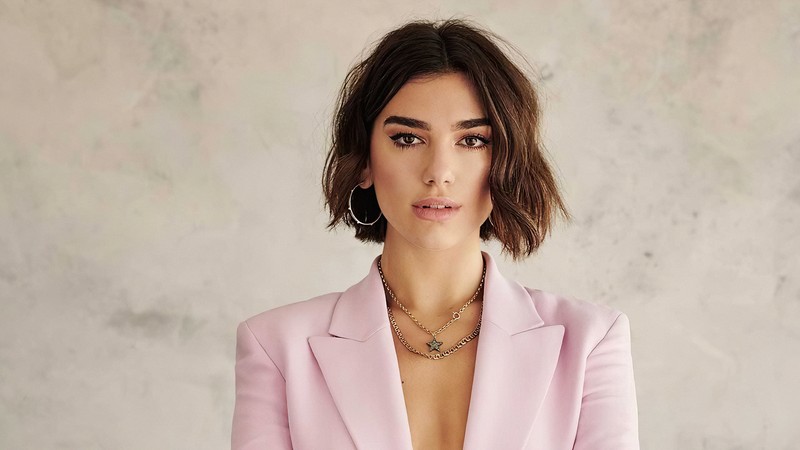 Женщина в розовом костюме и золотом ожерелье позирует для фото (дуа липа, dua lipa, певец, знаменитость, знаменитости)