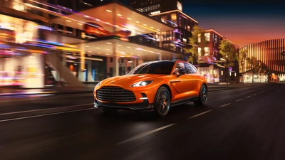 Aston Martin DBX707: Роскошный производительный внедорожник в ярком городском пейзаже на закате