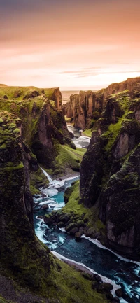 Majestuoso cañón de las tierras altas con curso de agua al atardecer