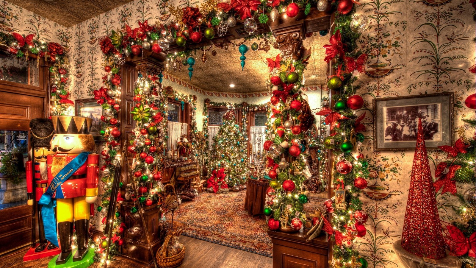 Uma sala com uma árvore de natal e decorações nas paredes (árvore de natal, enfeite de natal, natal, árvore, tradição)