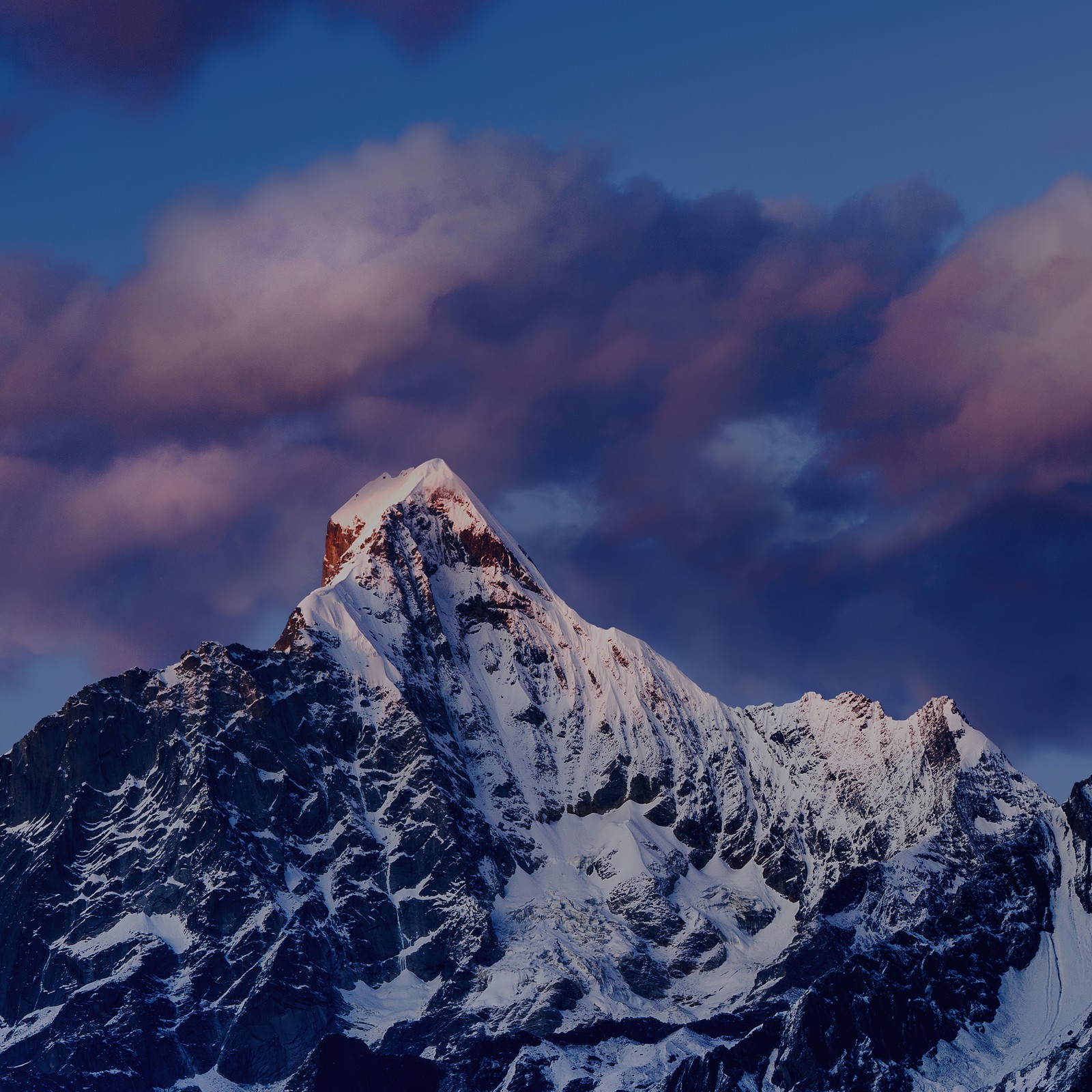 Montanha com pico coberto de neve e céu nublado (montanha siguniang, mount siguniang, estética, mi pad 5 pro, montanhas qionglai)