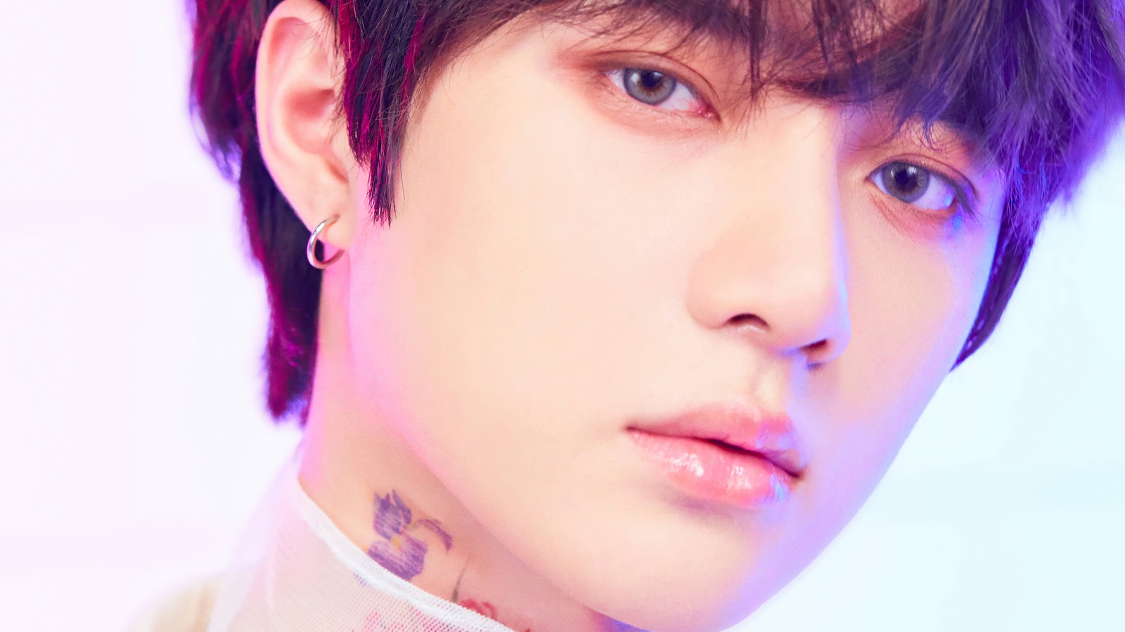 Nahaufnahme einer person mit einem tattoo am hals (txt kpop, tomorrow x together, 투모로우바이투게더, kpop, k pop)