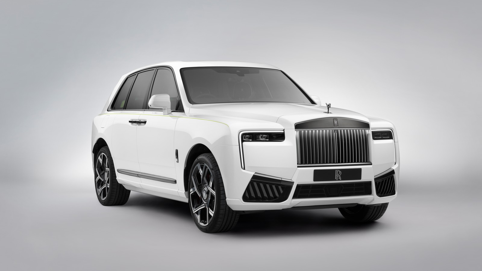 Ein weißer rolls royce wird in einem studio-setting gezeigt (rolls royce cullinan black badge, weißer hintergrund, 5k, 8k, 2024)