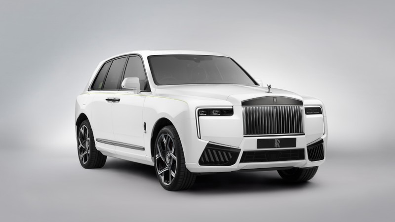 Белый rolls royce представлен в студийной обстановке (роллс ройс кулинан черный значок, rolls royce cullinan black badge, белый фон, 5k, 8k)