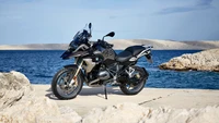 Motocicleta BMW GS en la costa