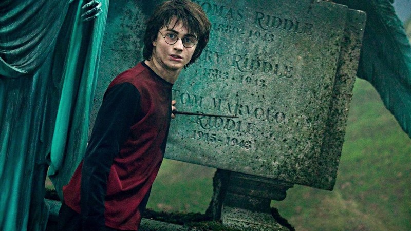 Гарри поттер позирует для фото перед могилой (гарри поттер, harry potter, гермиона грейнджер, hermione granger, лорд волдеморт)