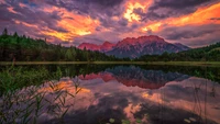 Majestätische Bergreflexion bei Sonnenuntergang in einer üppigen Ecoregion