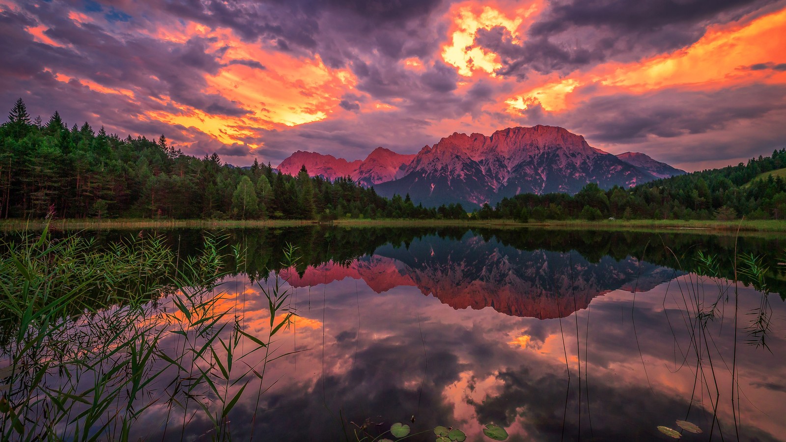 Un magnifique coucher de soleil sur un lac avec des montagnes en arrière-plan (nuage, eau, ressources en eau, écorégion, crépuscule)