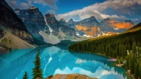 Deslumbrante Lago Moraine cercado por montanhas majestosas em um parque nacional