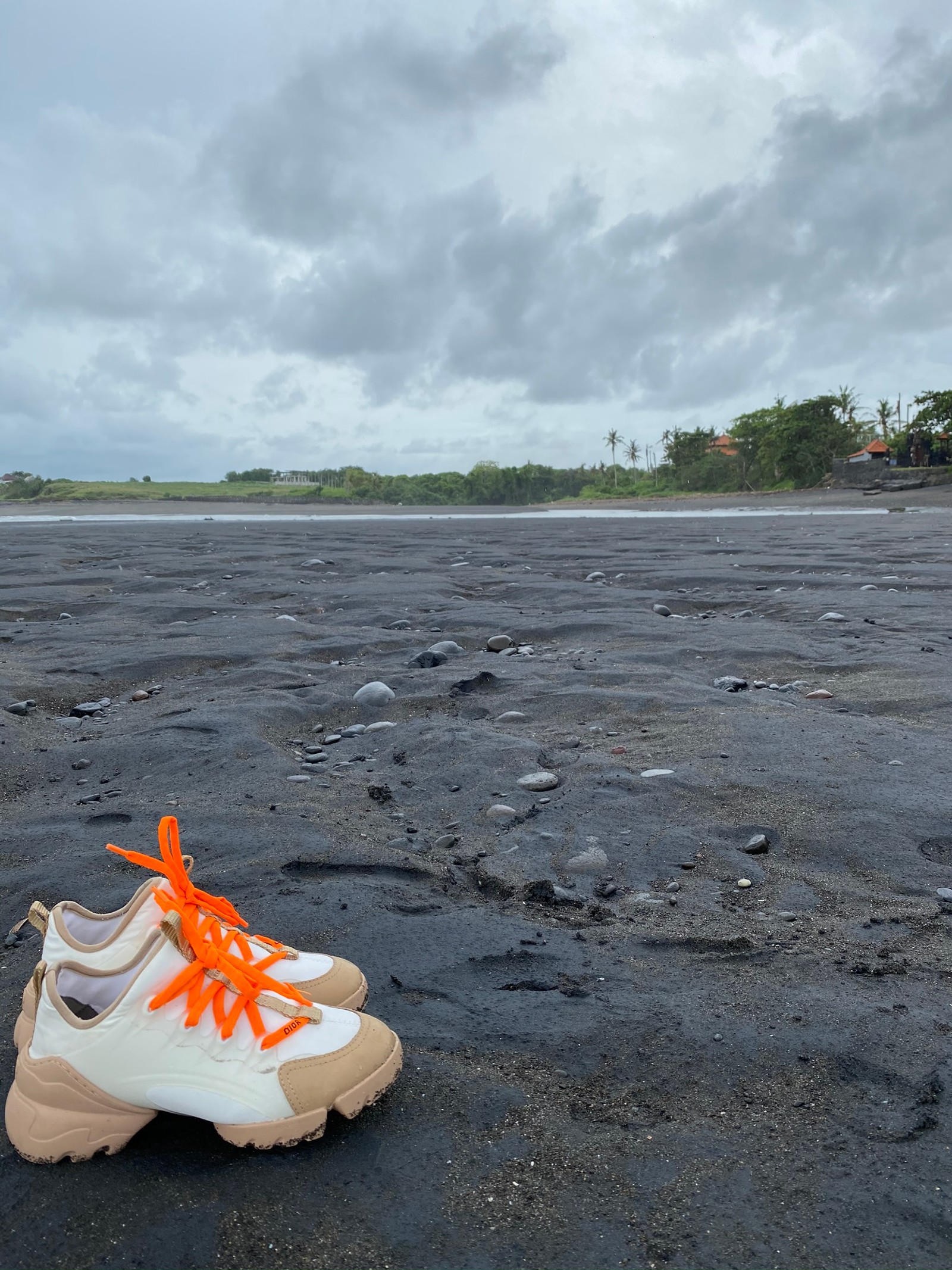 Туфля лежит на песке у воды (индонезия, бали, bali, вода, прилив)