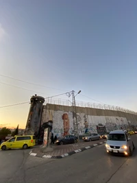 Städtische Landschaft mit Graffiti-Wand und Verkehr bei Dämmerung