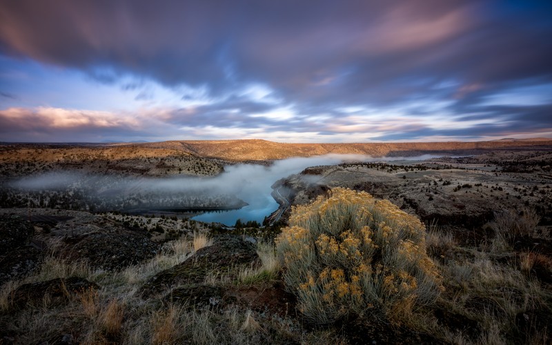 Река посреди пустыни с облачным небом (deschutes river, орегон, пейзаж, плато, туман)