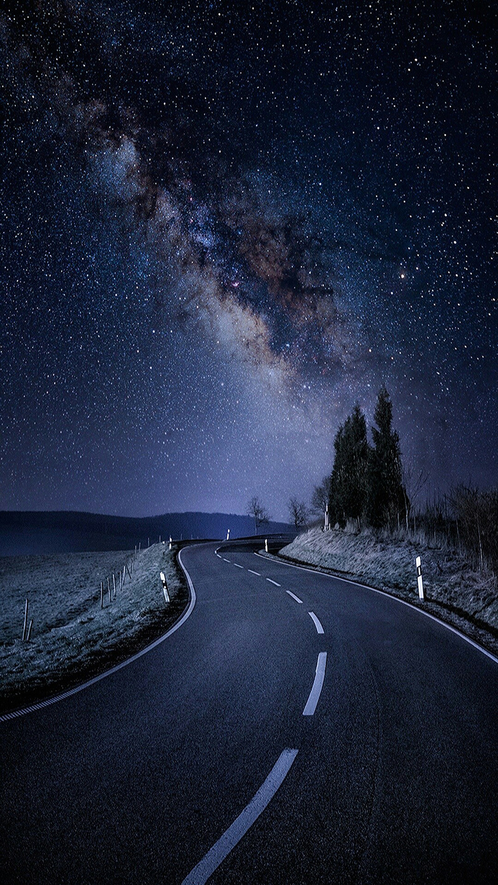 Céu noturno estrelado com uma estrada sinuosa e uma árvore solitária (anoitecer, noite, estrada, estrela)