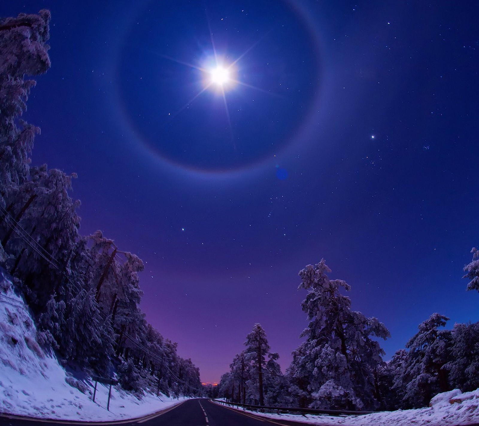 Vista de uma estrada com uma lua brilhante e uma estrela brilhante (paisagem, noite, inverno)