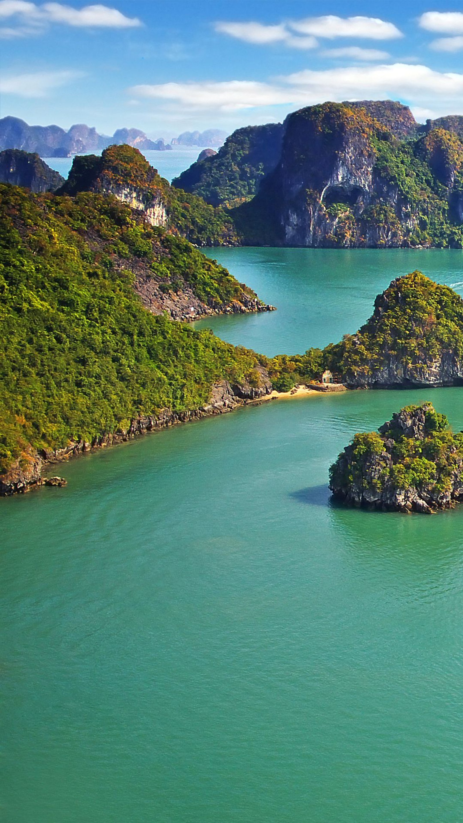 Arafed island in the middle of a body of water (beach, halong bay, islands, vietnam, water)