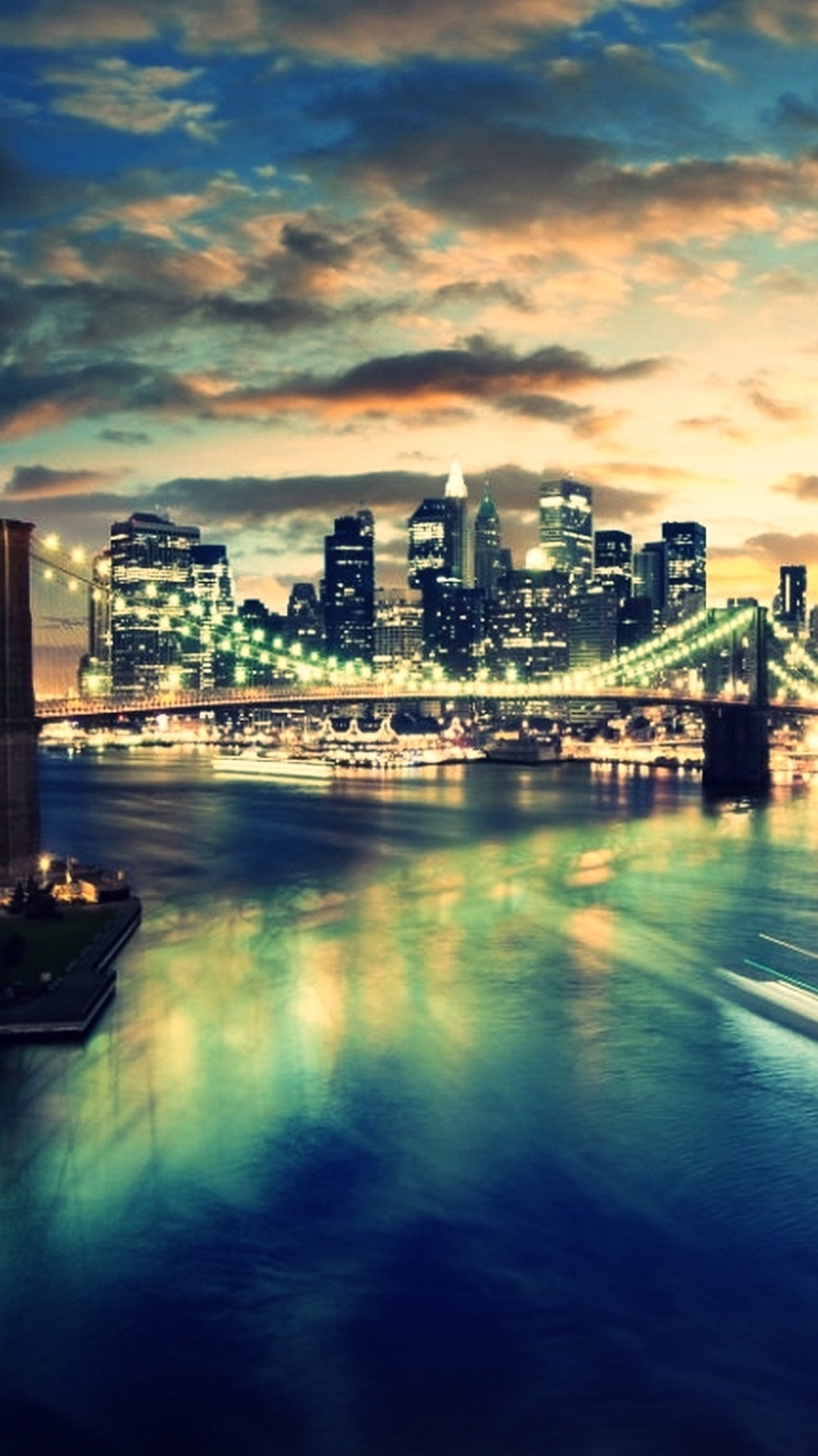 Vue aérienne d'une ligne d'horizon de ville la nuit avec un bateau dans l'eau (génial, pont, ville, new york, ciel)