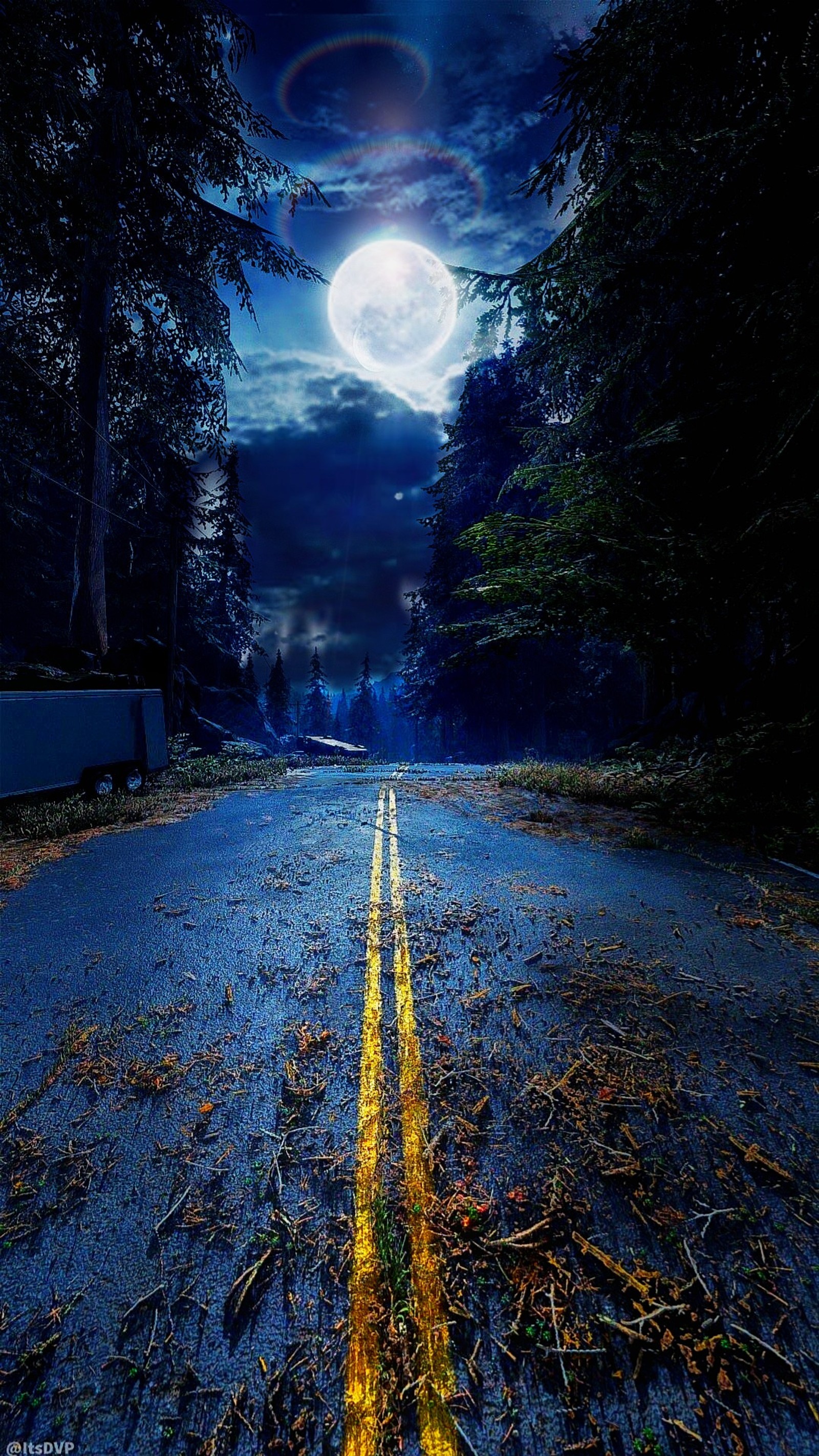 Uma estrada com uma linha amarela no meio. (azul, noite, noche, paisagem)